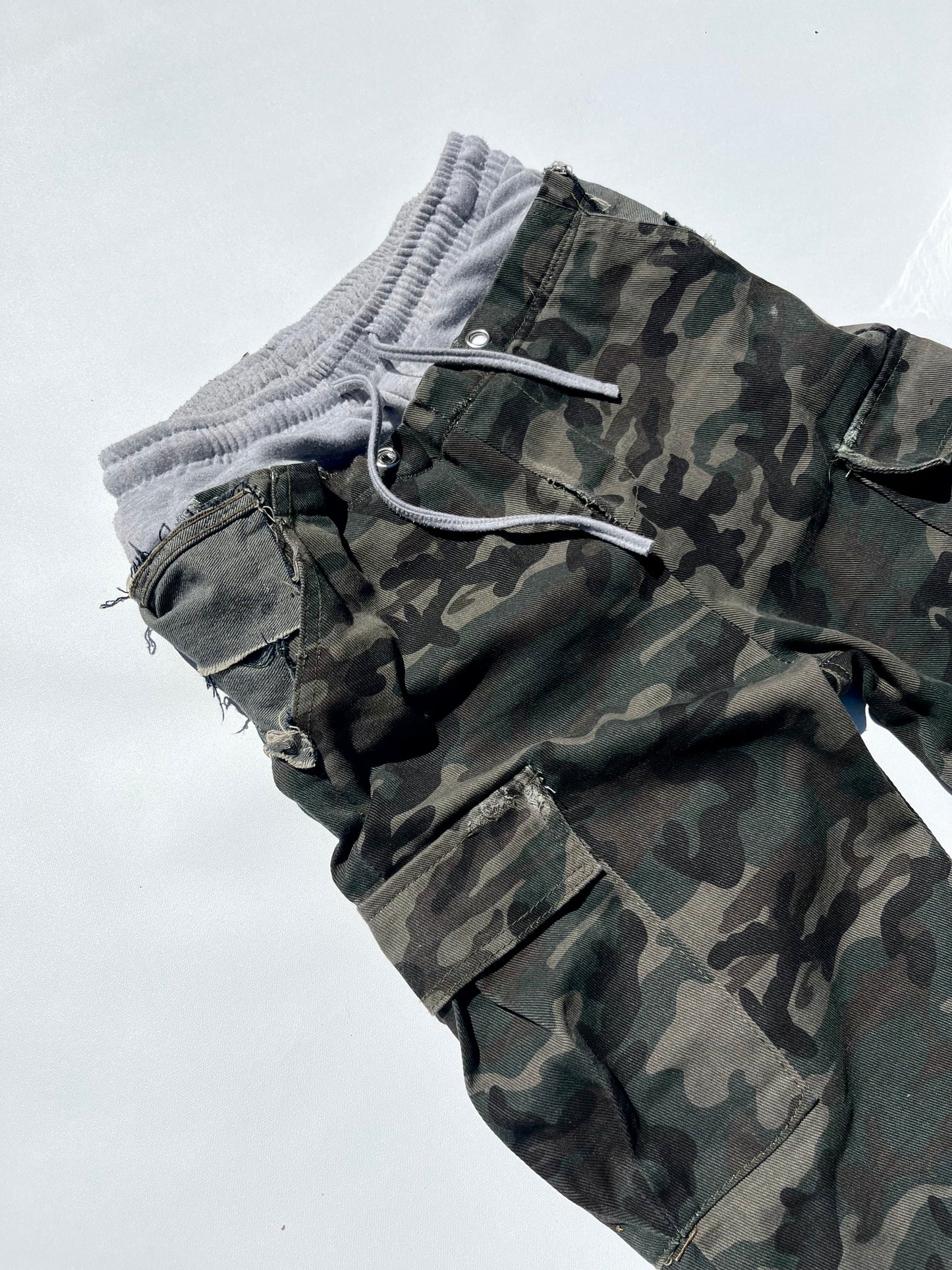 SAG CAMO CARGO SWEATS