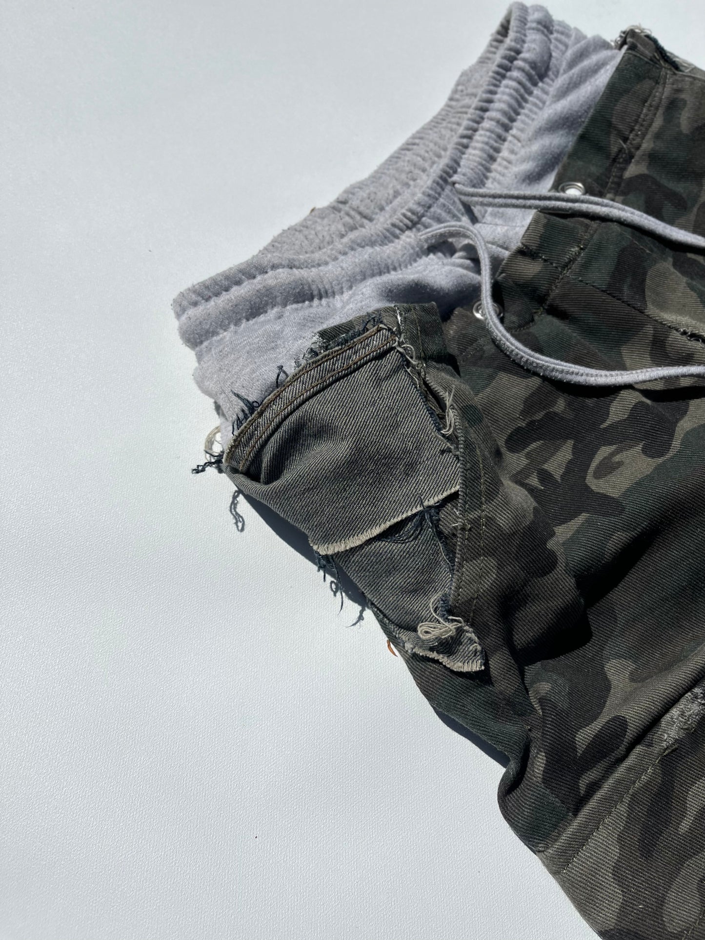 SAG CAMO CARGO SWEATS